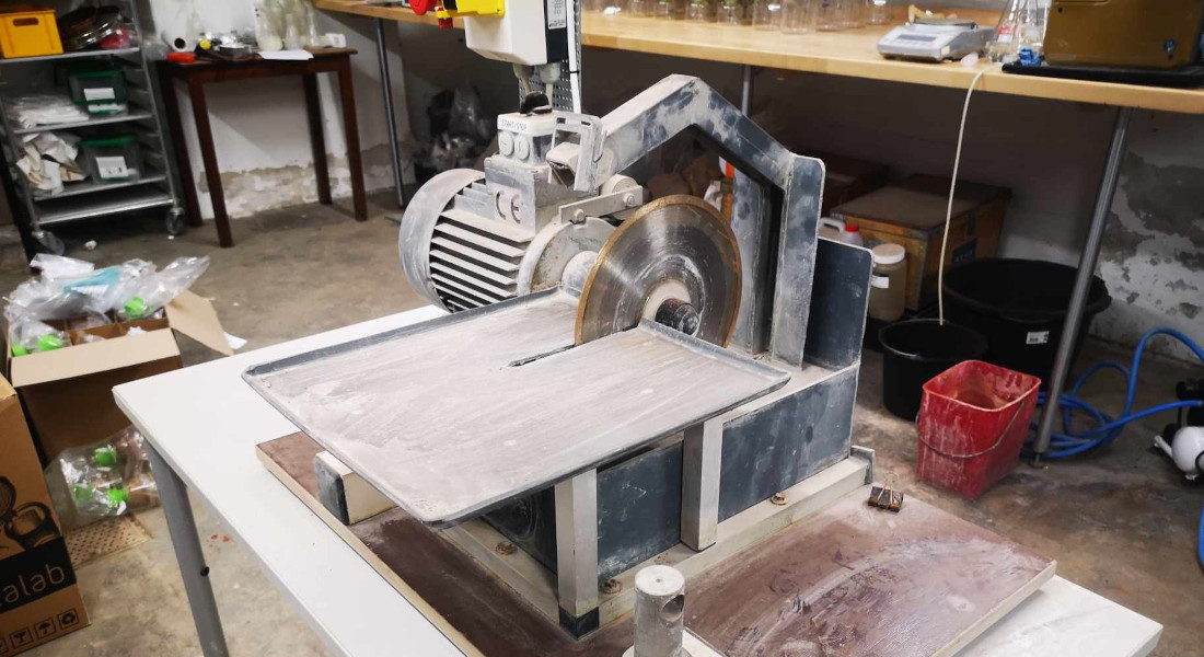 Circular saw for cutting stone in the rock sample preparation lab.